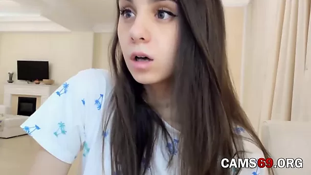 18-летняя девушка кончает на веб-камеру