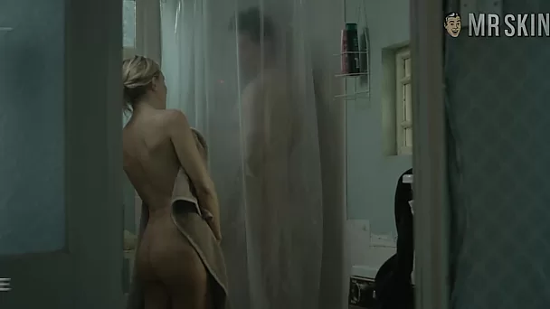 Enjoy sexy booty flashed by such a charming beauty named Kate Hudson