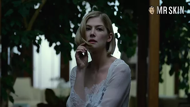 Sexy and hot actress Rosamund Pike actually doesn't mind being nude on cam