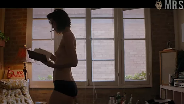 Posing all topless hot AF actress Mary Elizabeth will mesmerize you