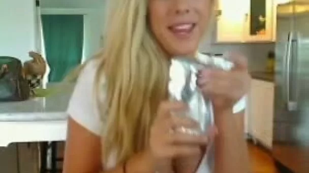 Sexy blonde hottie in the kitchen feels horny for boob flash