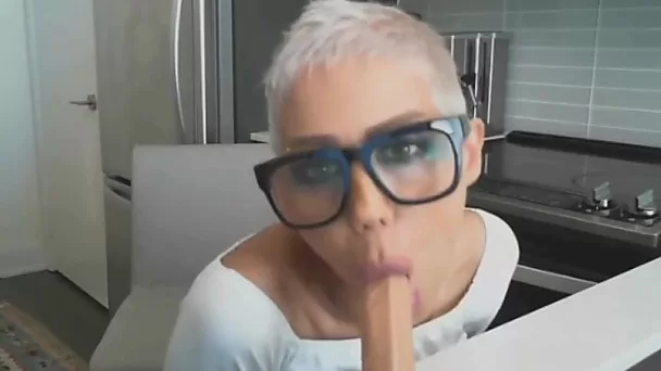 Short Hair Webcam MILF With Perfect Body And Great Tits