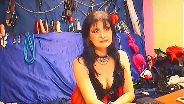 Mature lady kinky nipple play on webcam