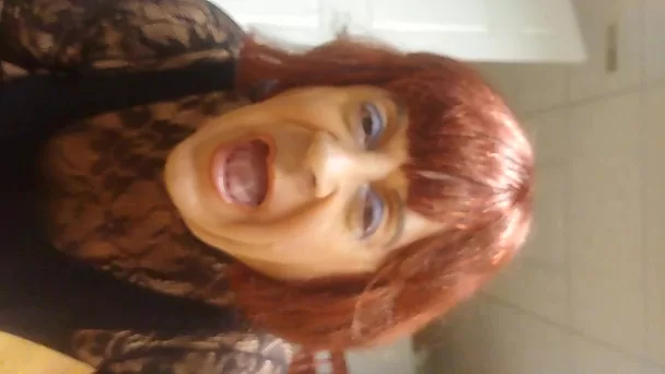 Chloetv sissy la salope se masturbe et avale son jus