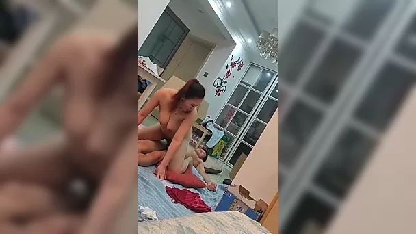 熟女操起来真带劲，老阿姨女上位骑乘甩得两只奶子太幌人嘞！