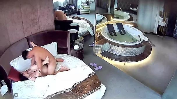 精品酒店偷拍系列360按摩浴缸房偷拍周末骗媳妇说单位加班和财务科离异骚妇女同事开房激情XZ