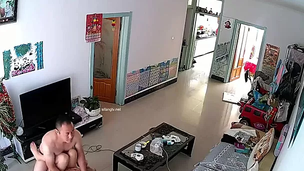 黑客偷拍中年夫妻黄狗射尿式