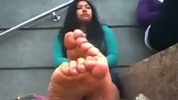 Outdoor video with my friend demonstrating her soles for the cam