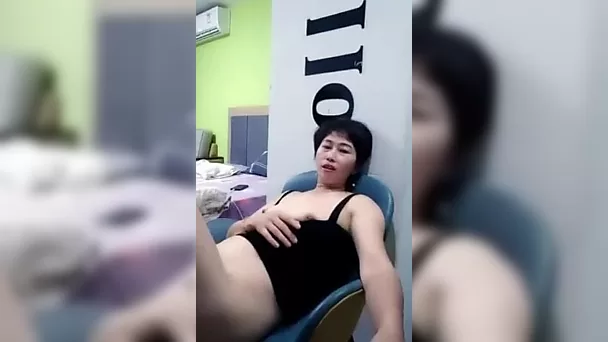 熟女姐想要了勾搭精壯小伙激情啪啪，露臉口交大雞巴小哥激情摳逼浪蕩呻吟，床上床下爆操抽插給她干高潮