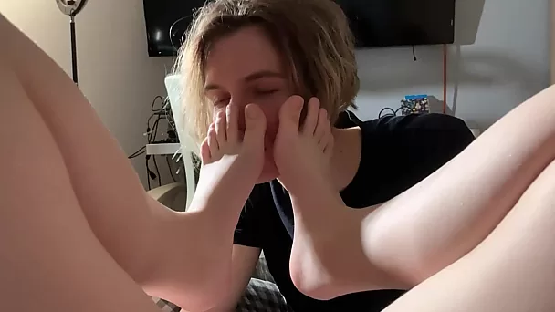 Submissive fuckboy licks his girlfriend's feet and pussy