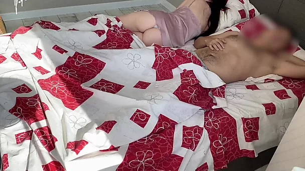 Русская мачеха Алина Рай соблазняет сводного брата трахнуть ее в отеле