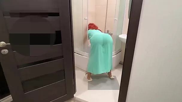 Подсмотрел за гигантской задницей мачехи и трахнул ее в анус!