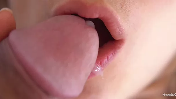 Эякуляция в красивый рот крупным планом видео