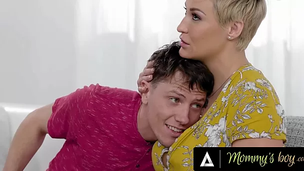 Высокая блондинка-мамочка с огромными сиськами узнаёт, что её пасынок может стать её лучшим любовником