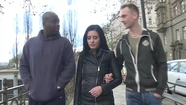 Куколд помогает прекрасной жене заняться аналом с BBC