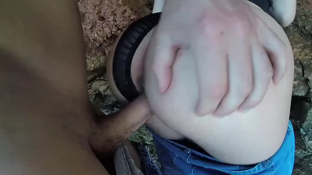 Pov: возбужденная пара занимается романтическим сексом на берегу моря