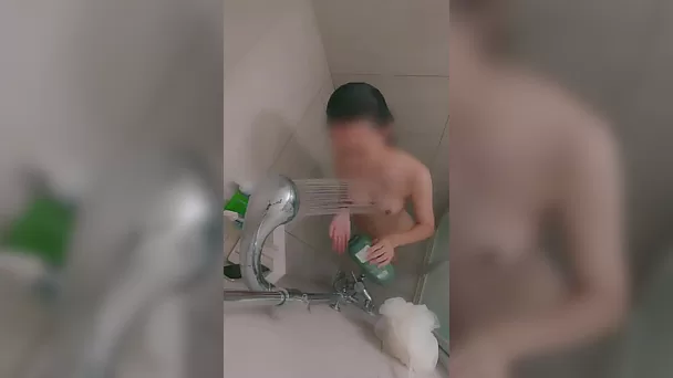 Тайваньская девушка кончает в душе со своим счастливым парнем