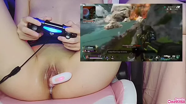 Возбужденная девушка-геймер играет в Apex и ласкает свою киску и соски перед камерой