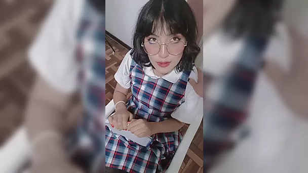 Заумная азиатка жаждет члена репетитора в своей мокрой киске