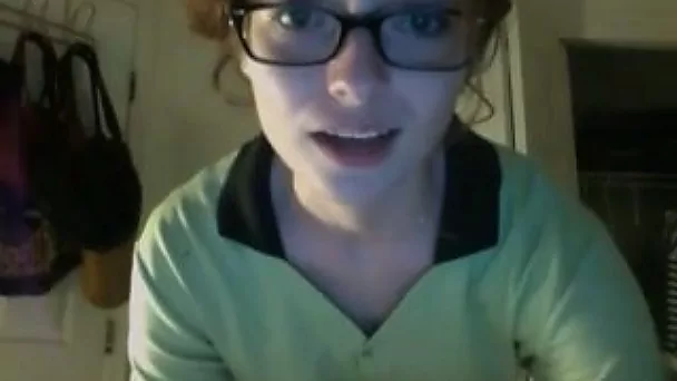 Nerdy redhead stumpet strips on webcam like a diva