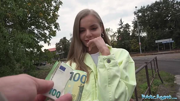 Развратная блондинка ублажает толстого члена публичного агента за деньги на улице