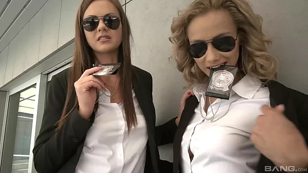 Сексуальные женщины-полицейские пробуют секс втроем с одним преступником