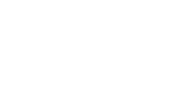 Enthüllung des orangefarbenen Bikinis eines rothaarigen Mädchens