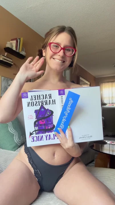 Возбужденная библиотекарша, которая рекомендует кучу хороших книг ☺️