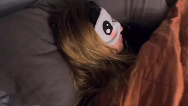 Моя соседка по комнате любит кончать в меня, пока я сплю, поэтому я никогда не закрываю дверь на ночь.