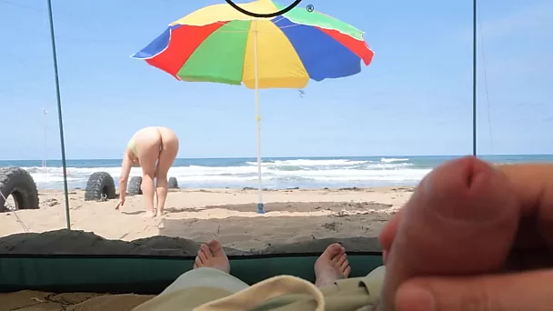 Reife Touristen haben einen extremen Handjob im Freien am Strand.