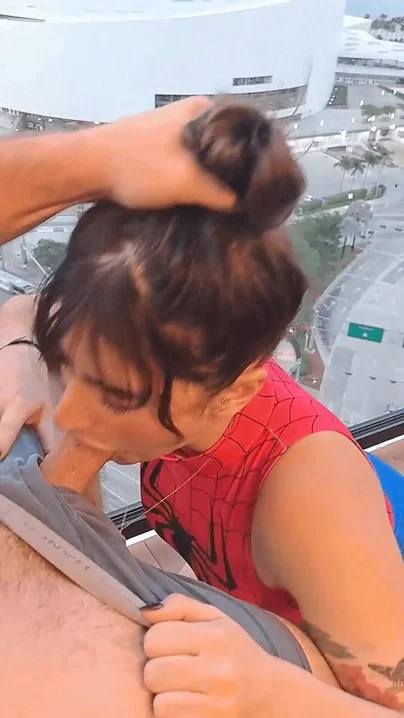 Девушка-паук покоряет Майами