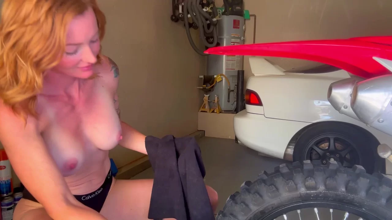 Ich bin eine gute Ehefrau. Ich mache deine Spielsachen sauber und lutsche deinen Schwanz.
