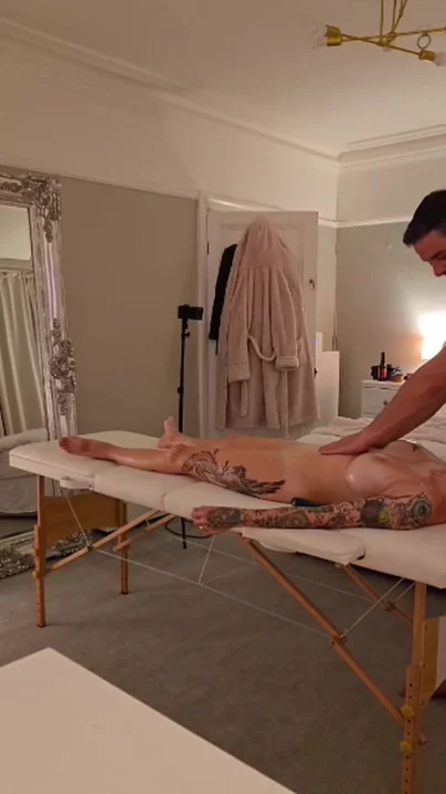 Sie erzählte uns, wie sie sich schon immer gewünscht hatte, bei einer Massage berührt zu werden