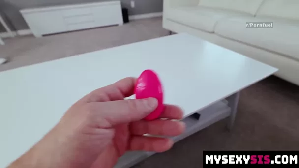 Stiefbruder, die geheime Vibrator-Fernbedienung seiner kleinen Stiefschwester liegt im Wohnzimmer herum