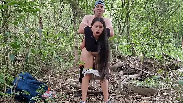 Schlanke Brünette kann einem schnellen und leidenschaftlichen Fick im Wald nicht widerstehen