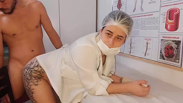 Heiße Krankenschwester gibt ihrem Patienten einen schönen nassen Blowjob und beugt sich dann vor, um ihn einzuladen, ihre Muschi zu hämmern