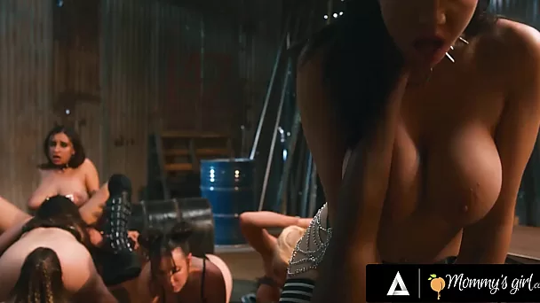 Vollbusige rivalisierende MILFs treffen in wilder Strap-on-Lesbenorgie aufeinander