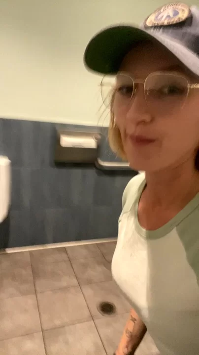 Was würden Sie tun, wenn Sie in die Herrentoilette kämen und sähen, wie ich das Urinal benutze?
