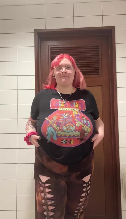 Wurde im Einkaufszentrum geil und beschloss, dich auf der öffentlichen Toilette zu blitzen