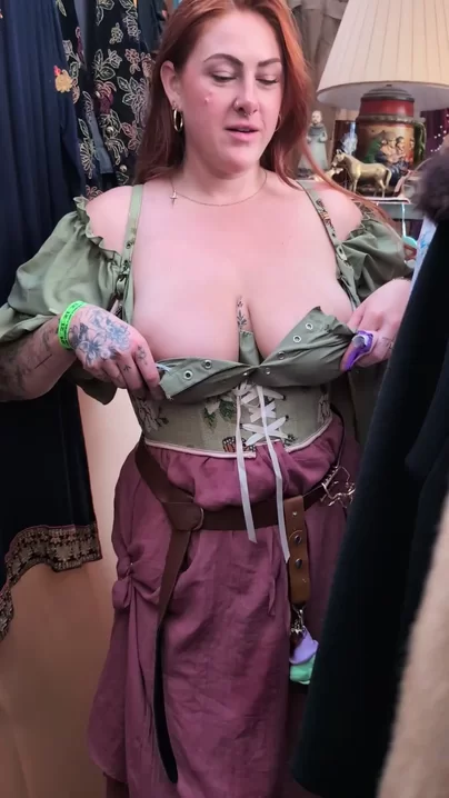 Nur 2 Mädchen genießen das Renaissance-Festival