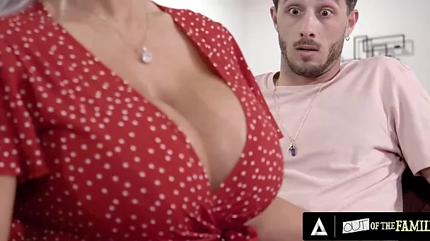 Eine vollbusige Stiefmutter befriedigt ihren Stiefsohn auf tabuisierte Weise, wenn er sich nach Sex sehnt