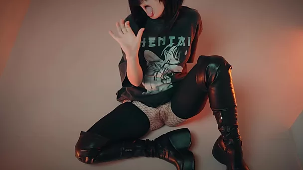 Heißes Gothic-Mädchen mit sexy Strümpfen wird mit einem schwarzen Dildo gefickt, der sie mit Sperma übergießt