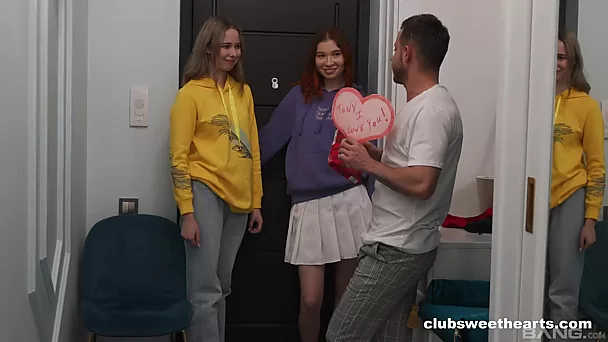 Чувственные худенькие подростки развлекаются с мускулистым красавчиком в эротическом сексе втроем