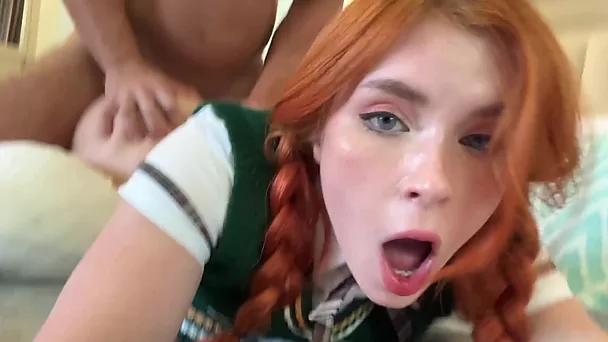 Rothaarige Studentin gibt POV-Blowjob mit großem Arsch und Titten