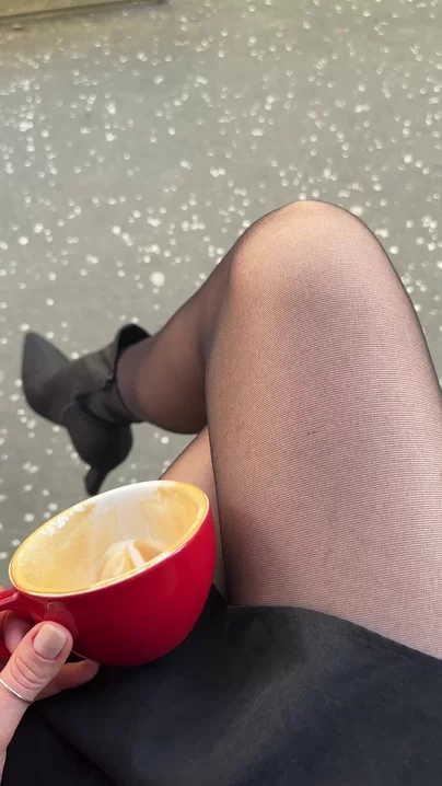 Ты сидишь в уличном кафе и видишь, как я пью кофе и скрещиваю ноги в колготках.