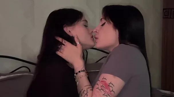 Горячие грудастые сводные сестры-брюнетки лижут, ласкают и трутся киски друг друга в безумном лесбийском дуэте