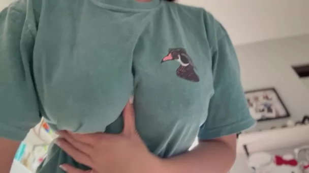 Ich liebe es, große T-Shirts zu tragen, ohne dass der BH sichtbar ist