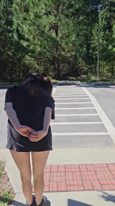 То, как я даю людям знать, что перехожу улицу по пешеходному переходу, кажется мне уместным