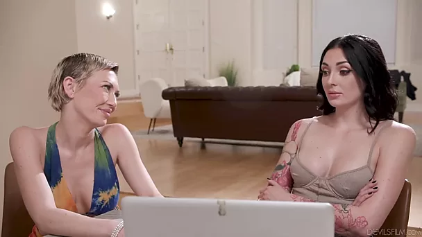 Две горячие мамочки приходят в квартиру этого счастливчика для дикого анального секса втроем в стиле жжм