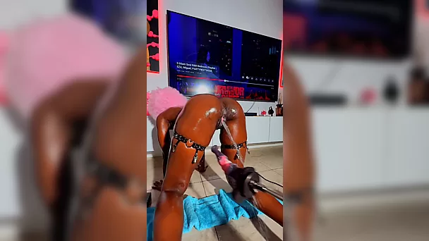 Самая черная красотка собирается показать свои способности к сквиртингу после тяжелого рабочего дня.